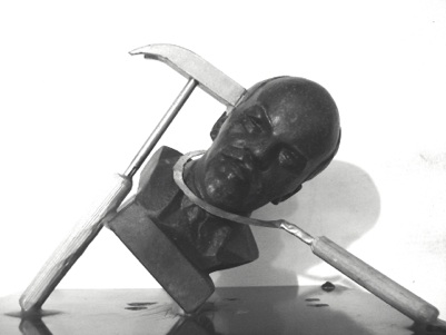 Lénine déboulonné.